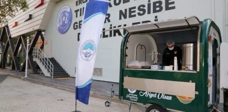 ‘ÖĞRENCİ DOSTU’ BÜYÜKKILIÇ’TAN, ERÜ TIP FAKÜLTESİ ÖĞRENCİLERİNE SICAK ÇORBA HİZMETİ