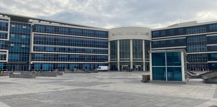 İki kişiyi darp ve yağmadan yargılanan 19 yaşındaki 4 sanık hakim karşısına çıktı