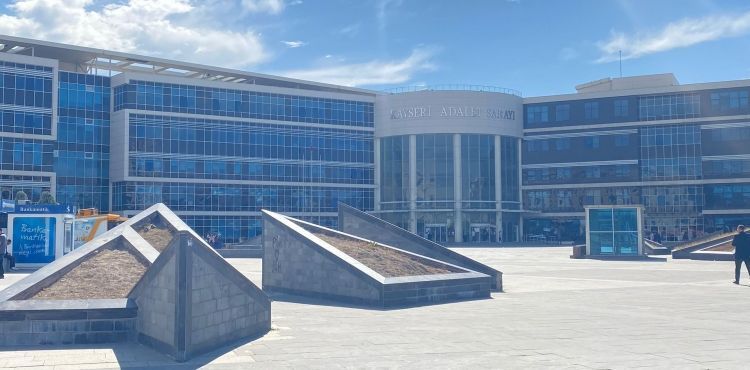 Sahte parayı piyasaya sürmekle suçlanan 3 sanıktan 2’sine ceza