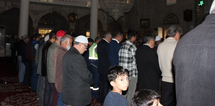 Filistinde hayatn kaybedenler iin gyabi cenaze namaz klnd