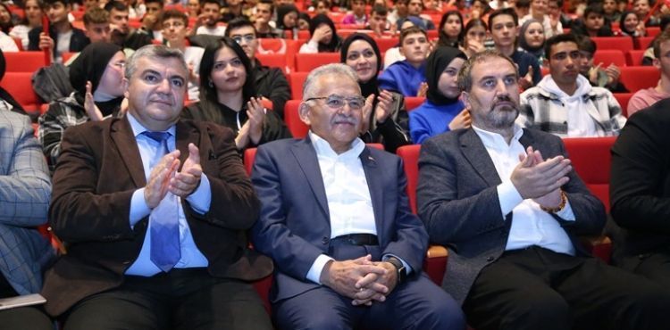 GENÇ DOSTU BAŞKANDAN ÖĞRENCİLERE ÜCRETSİZ KAYNAK KİTAP