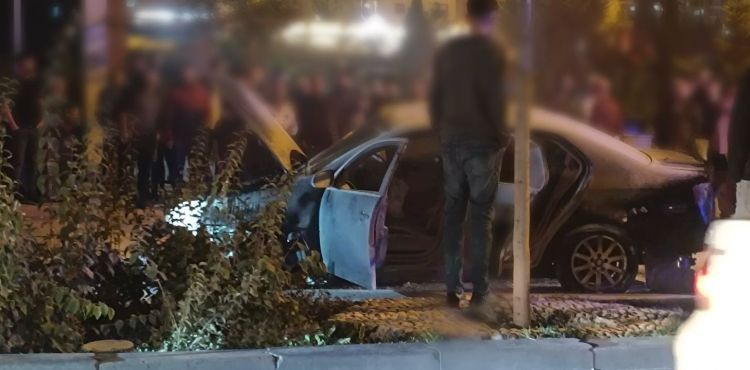 Araç, kaza sonrası alev aldı