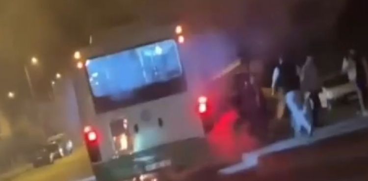 Seyir halindeki halk otobüsünde yangın