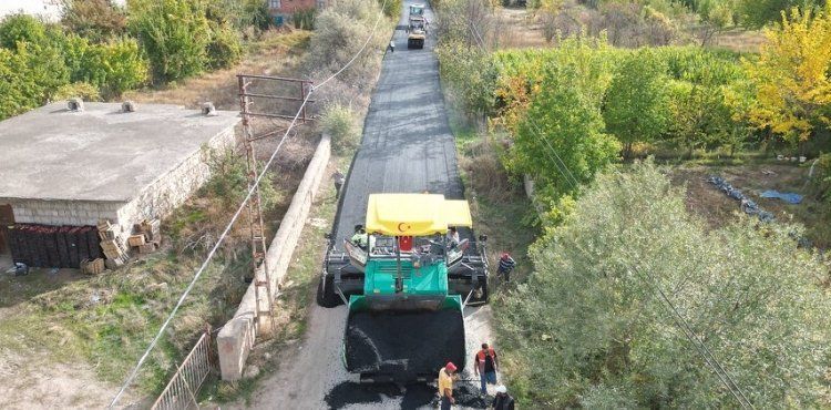 Yeşilhisar’ın kırsal mahallelerinde asfalt yol çalışmaları devam ediyor
