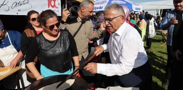 BAŞKAN BÜYÜKKILIÇ, GASTRONOMİ GÜNLERİ’NDE STANTLARI GEZDİ, ÜNLÜ ŞEFLERLE YEMEK YAPTI