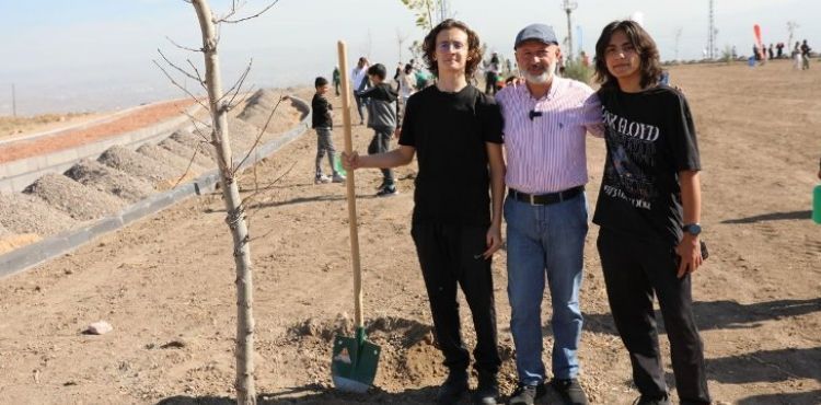 BAŞKAN ÇOLAKBAYRAKDAR, 100.YILINDA 100 GENÇ İLE 100 AĞAÇ DİKTİ