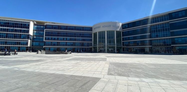 Eşinin kendisini aldattığı şahsı dövdüğü gerekçesiyle yargılanan şahıs tahliye edildi