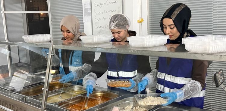 Gençlik ve Spor Bakanlığı yurtlarında yapılan yemekler ihtiyaç sahipleri ile paylaşılıyor