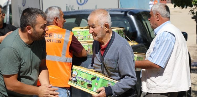İncesu üzümü depremzedelere dağıtıldı