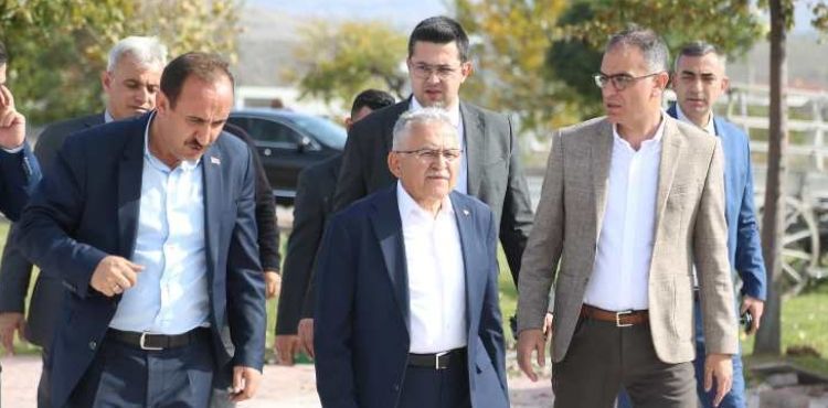 BAŞKAN BÜYÜKKILIÇ’A, İNCESU’DA TÜRK BAYRAKLI “HİZMET” TEŞEKKÜRÜ