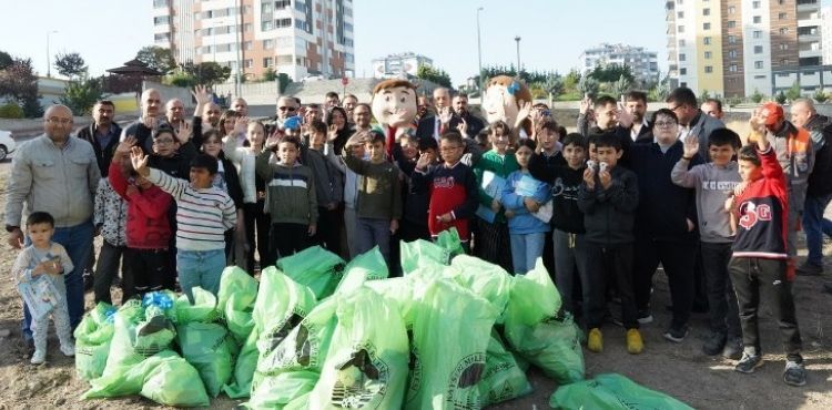 BAHÇELİEVLER MAHALLESİ’DE FARKINDALIK İÇİN BELEDİYE VE ÖĞRENCİLER ÇÖP TOPLADI