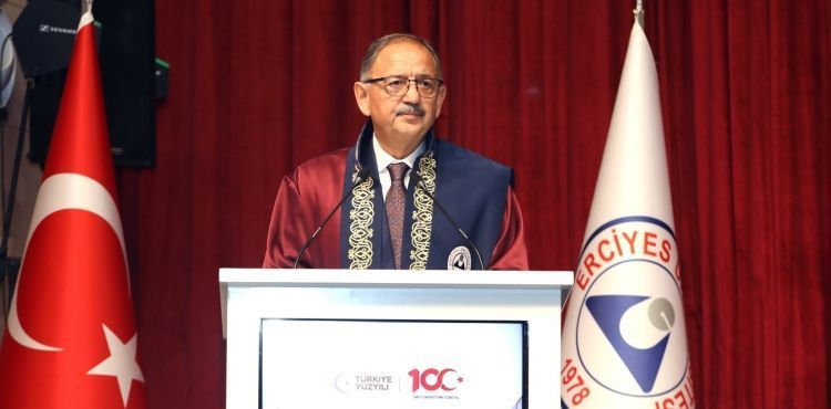 ERÜ’nün 2023-2024 Akademik Yıl Açılış Töreninde Bakan Özhaseki’ye Fahri Doktora Unvanı Verildi