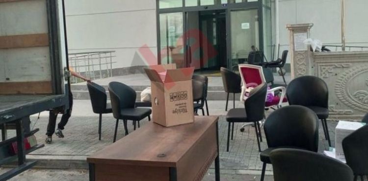 Görev değişikliği yaşayan hekim sağlık ocağındaki eşyaları da götürdü