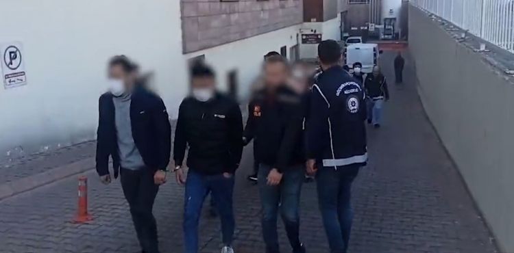 Polis ekipleri, kaçak yollarla ülkeye giren 14 şahsı yakaladı