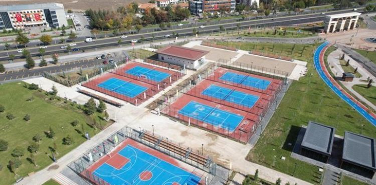 BÜYÜKŞEHİR’DEN MİLLET BAHÇESİNE TENİS KORTU VE PLAJ VOLEYBOLU TESİSİ