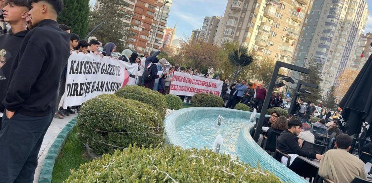 AVM önünde İsrail’e protesto
