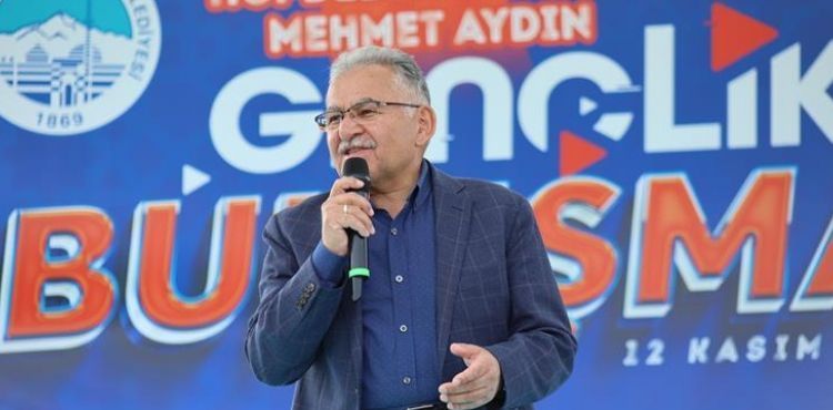 BAŞKAN BÜYÜKKILIÇ’A GENÇLİK BULUŞMASI’NDA GENÇLERDEN SEVGİ SELİ