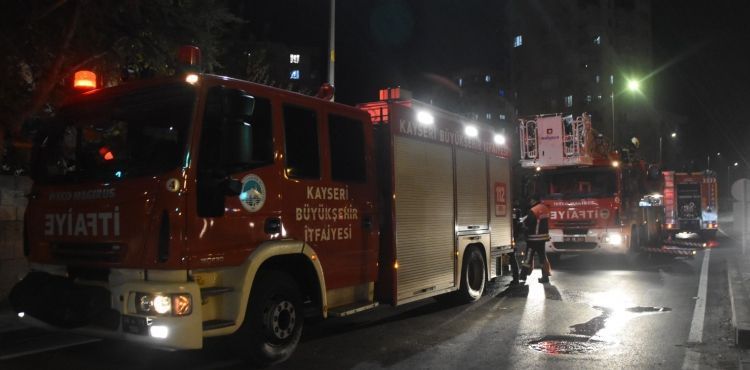 İki katlı binanın çıkan yangın paniğe neden oldu