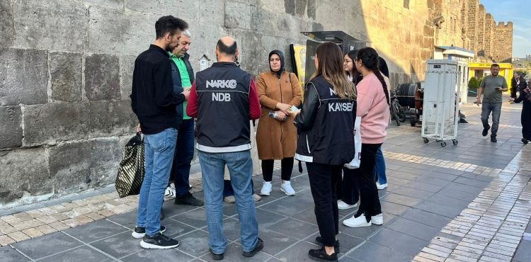 Narkotik ekipleri ‘Narkonokta’ ile vatandaşları bilgilendirdi