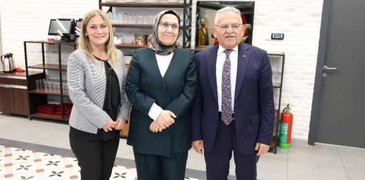 BAŞKAN BÜYÜKKILIÇ, AK PARTİ KAYSERİ İL KADIN KOLLARI YÖNETİMİYLE BULUŞTU