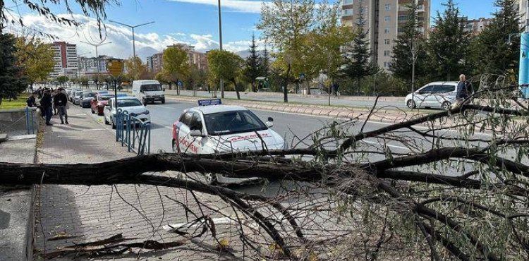 Saatteki hızı 100 kilometreyi bulan fırtına Kayseri’yi etkisi altına aldı