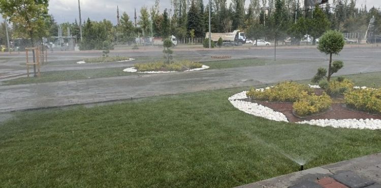 BÜYÜKŞEHİR’DEN YAĞMURLAMA VE DAMLA SULAMA SİSTEMİ