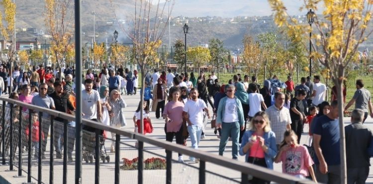 KAYSERİLİLER, HAFTA SONU RECEP TAYYİP ERDOĞAN MİLLET BAHÇESİ’NE AKIN ETTİ