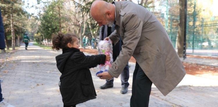 BAKAN OLAKBAYRAKDAR, RNEK TEKL EDEN SOSYAL YAAM  ALANLARI YAPIYORUZ