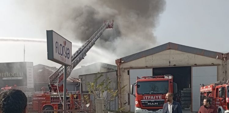 MOBİLYA FABRİKASINDA ÇIKAN YANGINA MÜDAHALE SÜRÜYOR