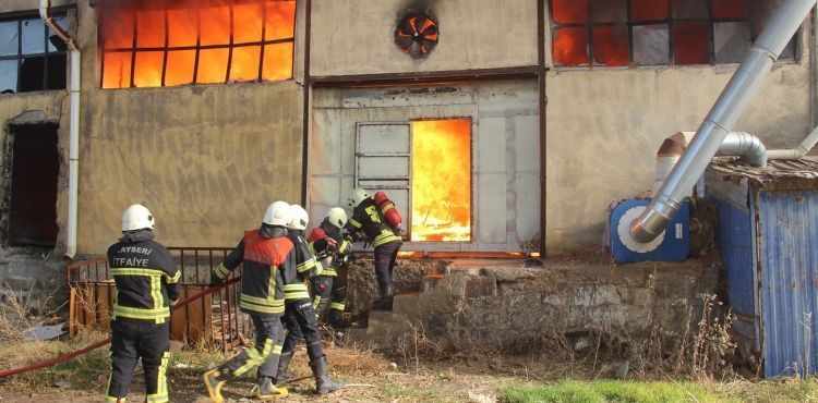 KAYSERİ İTFAİYESİ’NDEN 10 ARAÇ, 37 PERSONEL İLE OSB’DEKİ YANGINA MÜDAHALE
