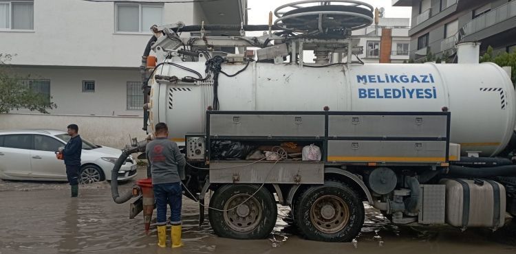 MELİKGAZİ, TÜM İMKÂNLARI İLE İSKENDERUN'DA SEL TEMİZLİK ÇALIŞMALARINA DESTEK OLDU