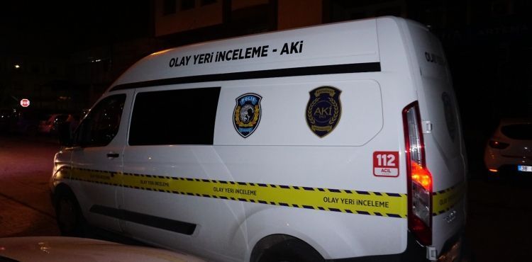 Baba ve oğlunu bıçaklayan şahıs kaçtı