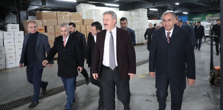 KAYSERİ’NİN YARDIM TIRLARI, KARDEŞ BELEDİYE YEŞİLYURT’A TESLİM EDİLDİ