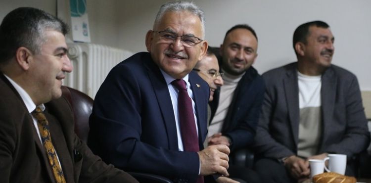 BAŞKAN BÜYÜKKILIÇ’TAN ŞOFÖRLERLE ÇAY, SİMİT EŞLİĞİNDE SICAK SOHBET