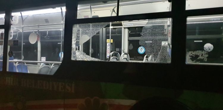 Silahlı maganda yoldan geçen araçlara ateş ediyor