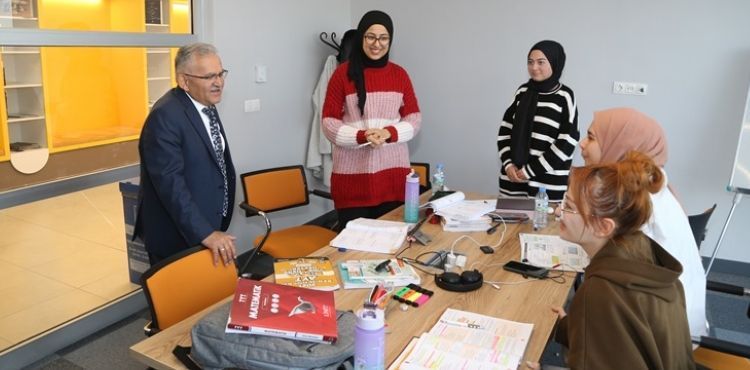 GENÇ DOSTU BAŞKAN, TINAZTEPE SOSYAL TESİSLERİ’NDE GENÇLERLE BİR ARAYA GELDİ