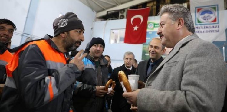 BAŞKAN PALANCIOĞLU MESAİYE, SAHA ÇALIŞANLARINI ZİYARET EDEREK BAŞLADI