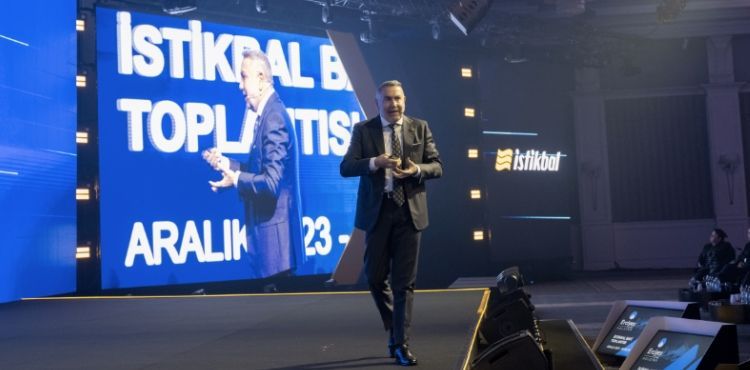 İstikbal Daima Zirvede, Herkesin Kalbinde!