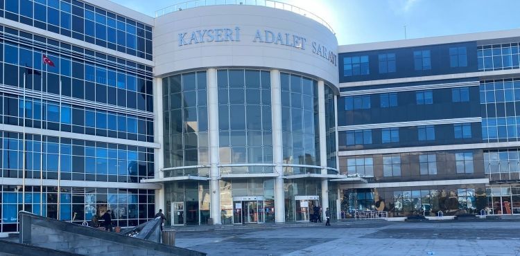 ‘Kalk cenaze namazını kıl’ diyen kocasından şikayetçi olmayan kadın karar duruşmasında fikrini değiştirdi
