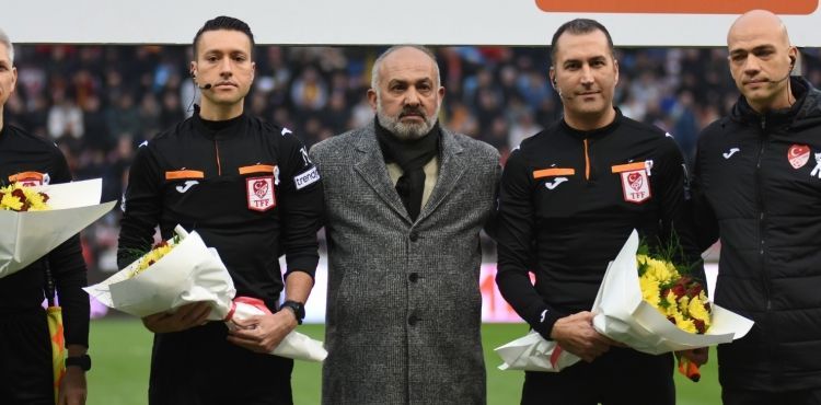 Kayserispor-Fenerbahçe maçı öncesi hakemlere çiçek