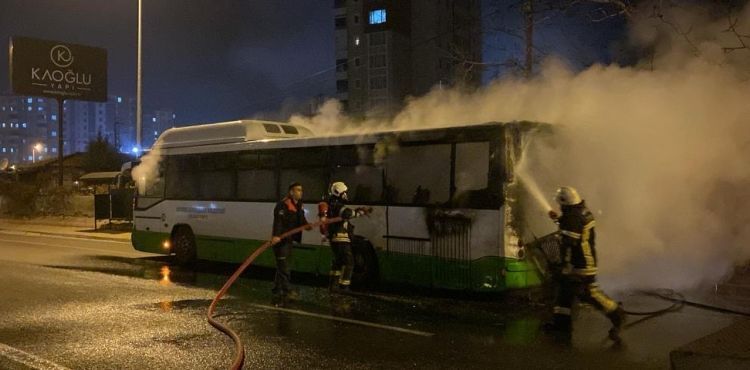 Seyir halindeyken motoru alev alan özel halk otobüsü küle döndü