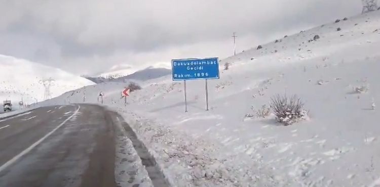 Kar yağışı nedeniyle aksaklık yaşanan yollar trafiğe açıldı