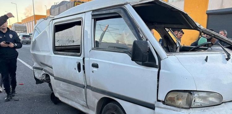 Direksiyon hakimiyetini kaybeden araç direğe çarptı
