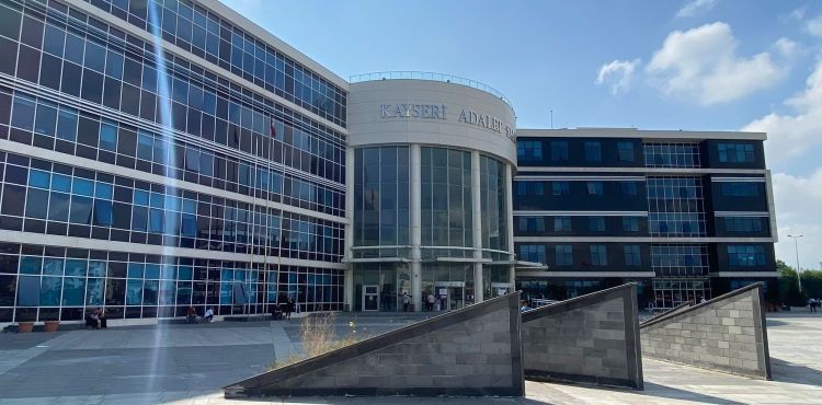 Üç kişinin karıştığı kavga nedeniyle açılan davada bir kişiye 10 yıl 4 ay, bir kişiye 9 yıl 1 ay hapis