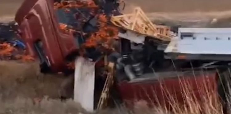Devrilen TIR’ın sürücüsü hafif yaralandı