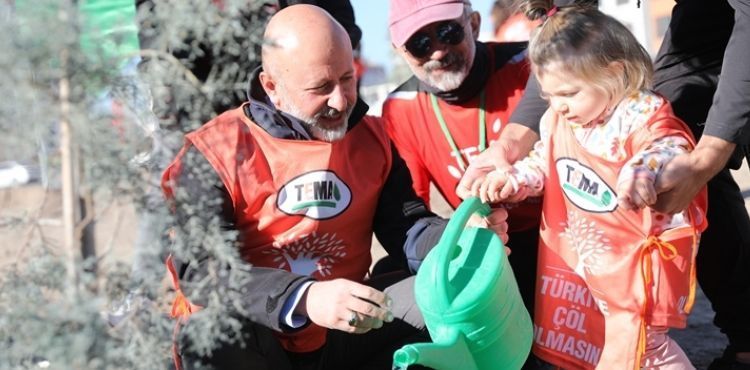 BAŞKAN ÇOLAKBAYRAKDAR, TEMA GÖNÜLLERİYLE AĞAÇ DİKTİ