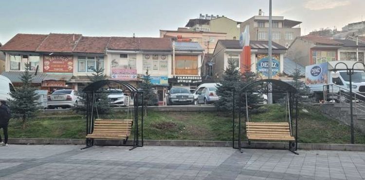 Bünyan genelinde belirlenen noktalara bank, cam durak ve salıncaklar kuruldu.
