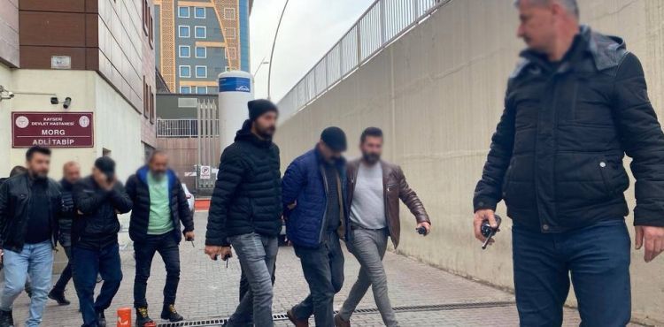 Meyve sebze halinde 1 kişiyi öldürüp 1 kişiyi yaralayan şüpheliler adliyeye sevk edildi
