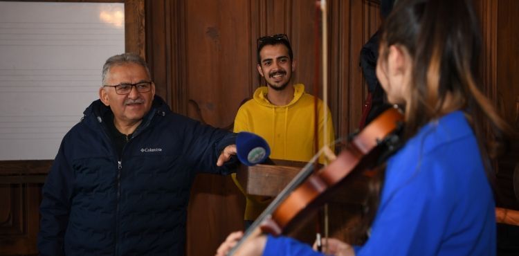 BÜYÜKŞEHİR BELEDİYESİ SANAT AKADEMİLERİNDEN 50 BİN KURSİYERE SANAT HİZMETİ