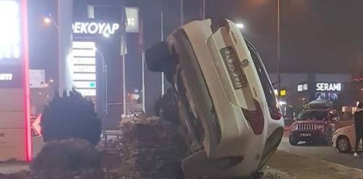 Sürücüsünün direksiyon hakimiyetini kaybettiği araç süs havuzuna uçtu